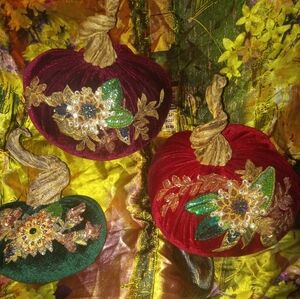 3 SPECTACULAR SPICE TRADITION DECORATIVE VELVET PUMPKINS